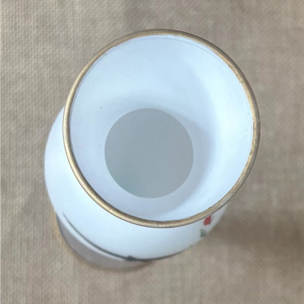 Vintage White Satin Glass Sparrow Pedestal Vase Cottage Core Classic Elegant - Picture 6 of 8